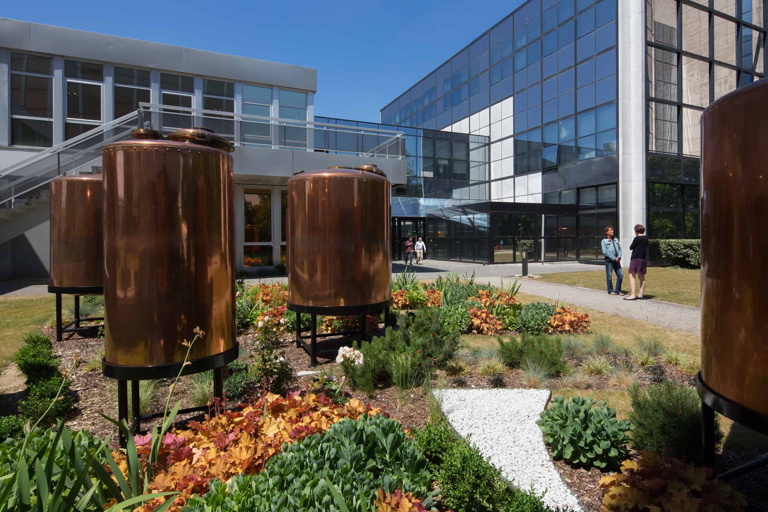 Le jardin du Centre de production des parfums Christian Dior près d'Orléans