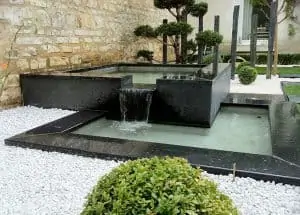 fontaine et petit bassin de jardin d'agrément Photos
